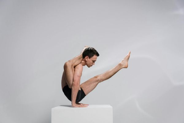 Athletic man focus on slow controlled movements for core stability.